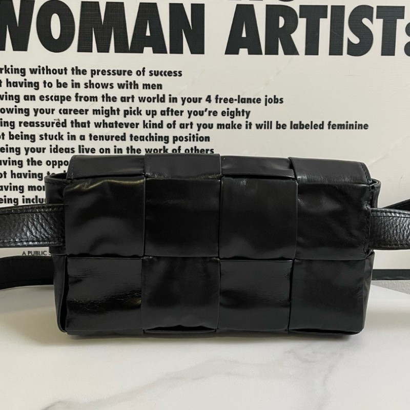 BV Bottega Venetta Cassette Belt 8格相機包肩背包女 黑色油蠟皮-1