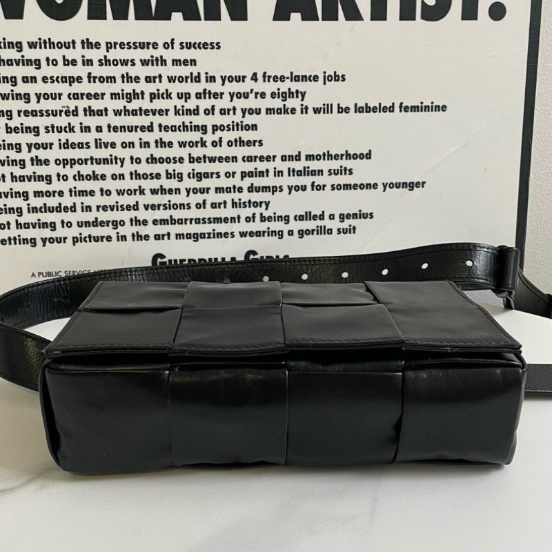BV Bottega Venetta Cassette Belt 8格相機包肩背包女 黑色油蠟皮-2