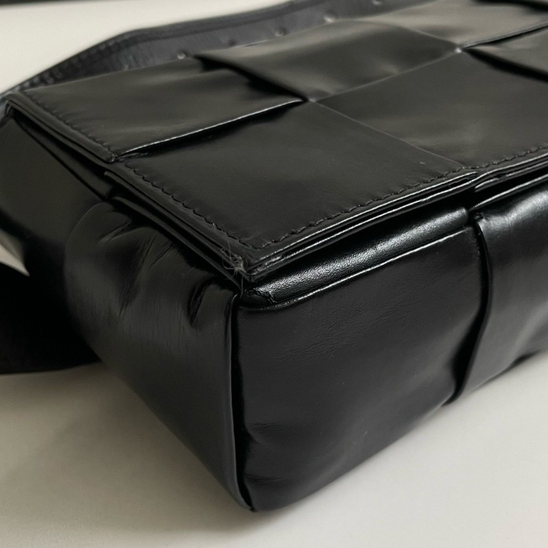 BV Bottega Venetta Cassette Belt 8格相機包肩背包女 黑色油蠟皮-3