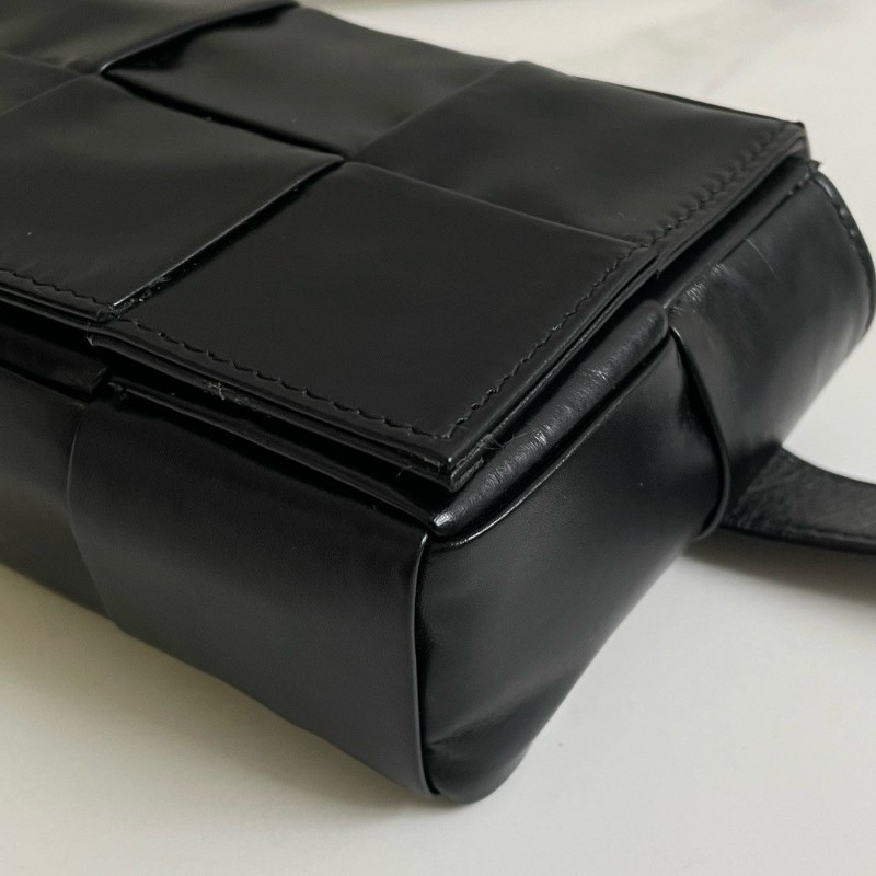 BV Bottega Venetta Cassette Belt 8格相機包肩背包女 黑色油蠟皮-4