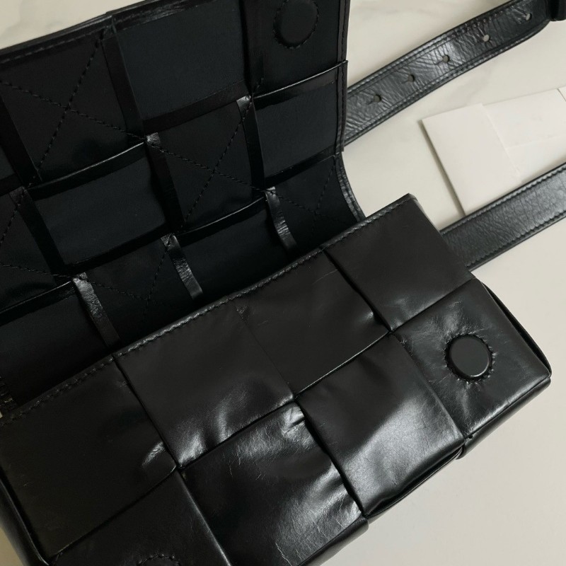 BV Bottega Venetta Cassette Belt 8格相機包肩背包女 黑色油蠟皮-5