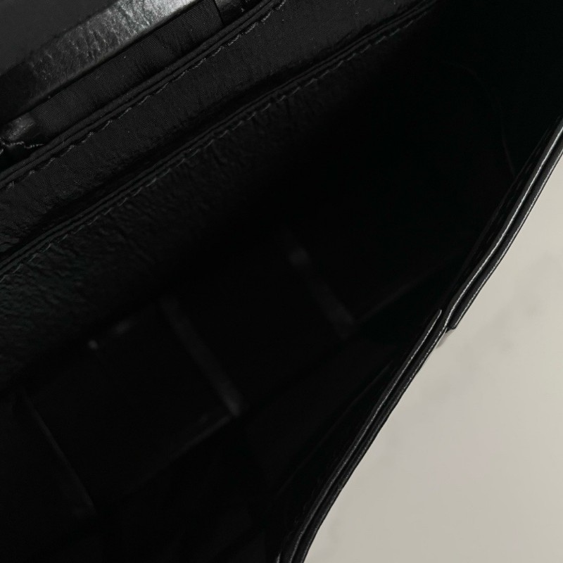 BV Bottega Venetta Cassette Belt 8格相機包肩背包女 黑色油蠟皮-6