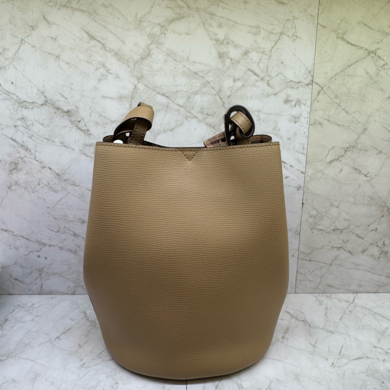 BURBERRY 內格紋皮革斜背水桶包/駝-2
