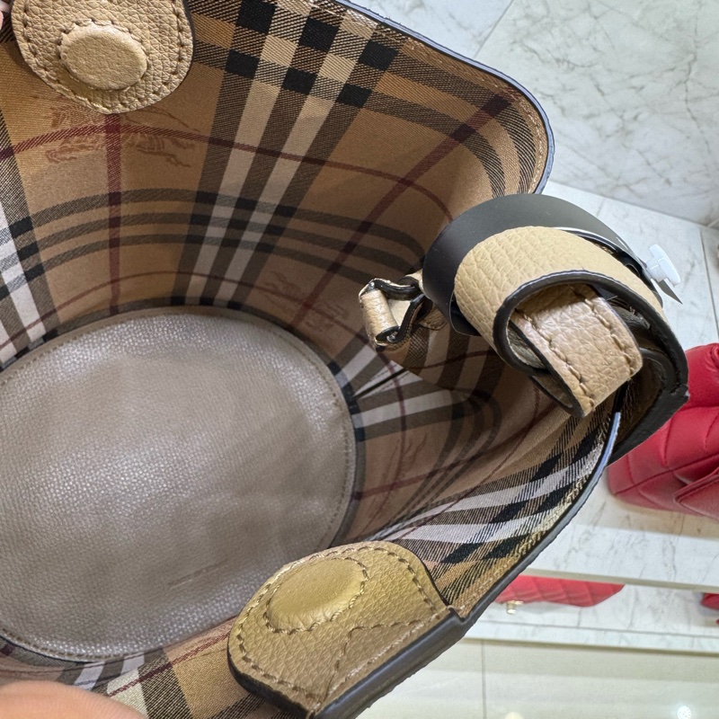 BURBERRY 內格紋皮革斜背水桶包/駝-4