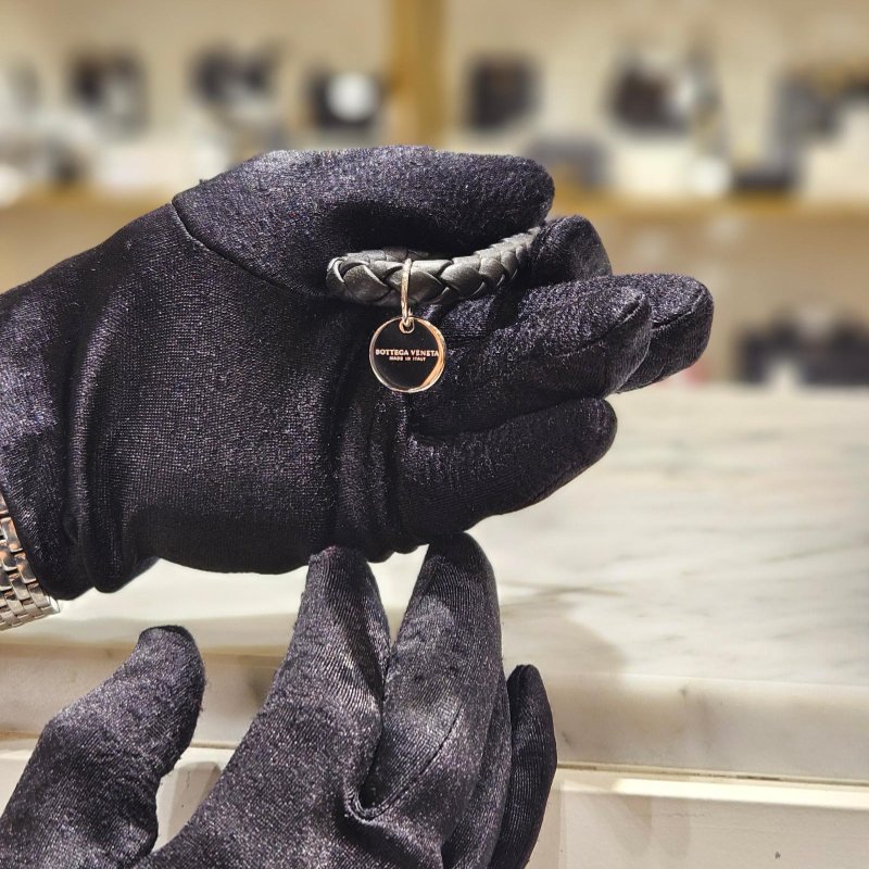 🎉新品好折扣✨Bottega Veneta 113539 經典編織小羊皮銀色圓牌鑰匙圈-3