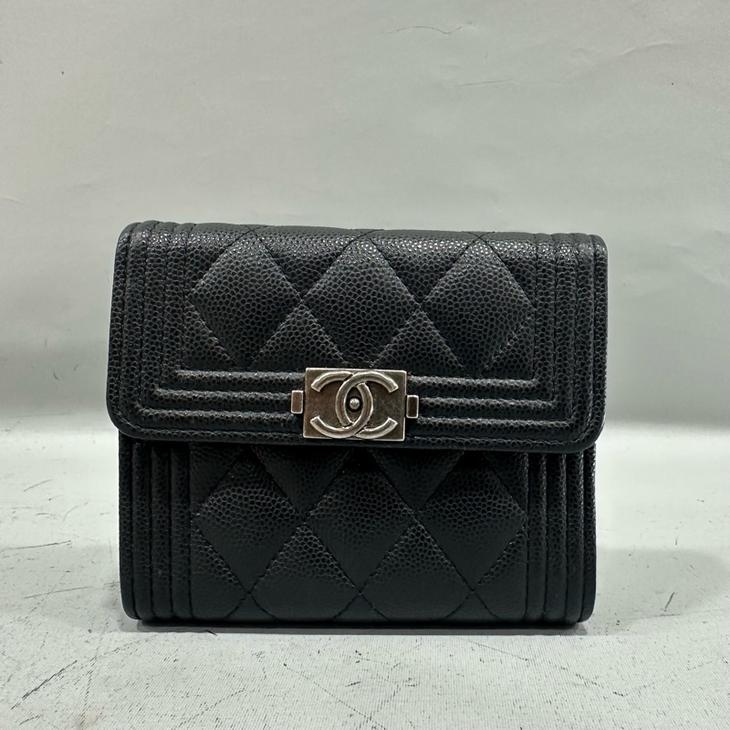 chane A80734 黑荔枝皮銀釦boy三折短夾-0