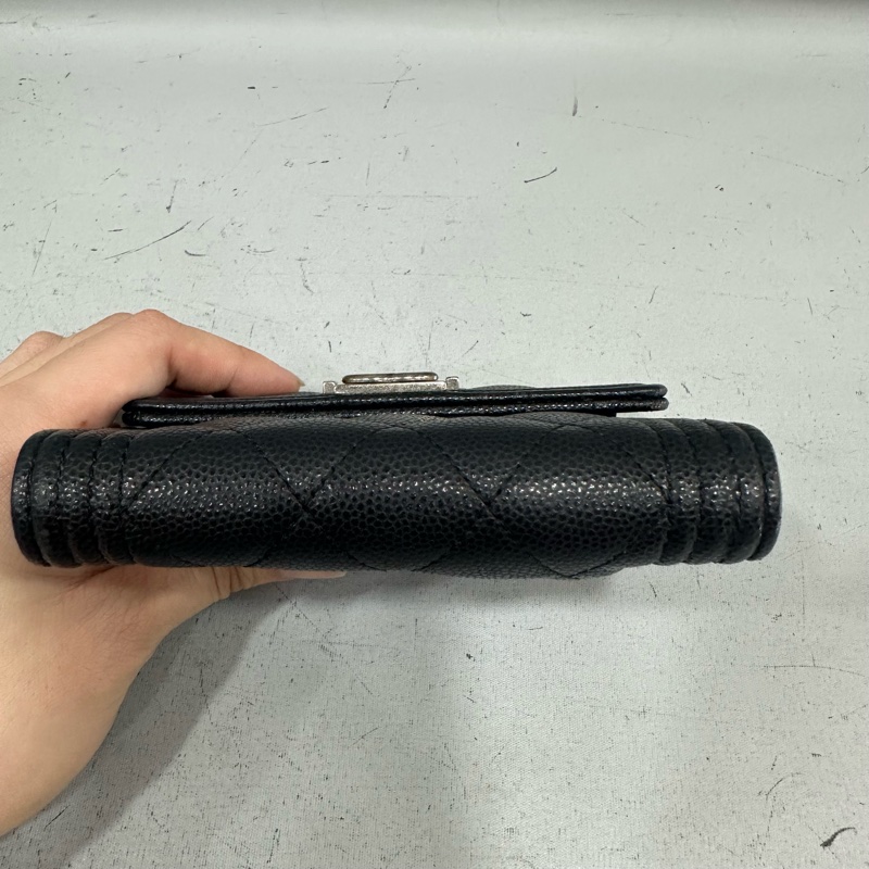 chane A80734 黑荔枝皮銀釦boy三折短夾-2