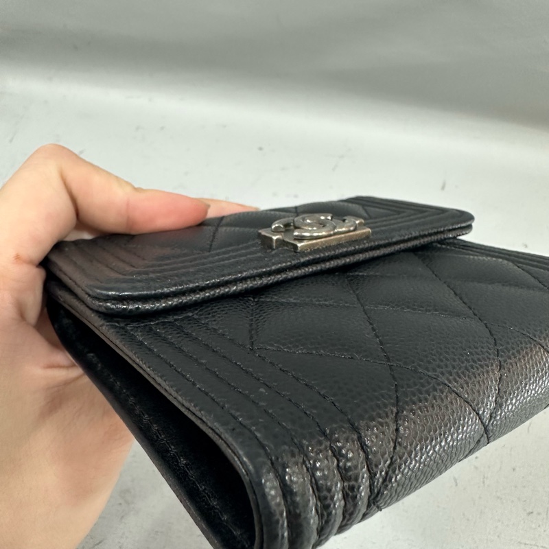 chane A80734 黑荔枝皮銀釦boy三折短夾-4