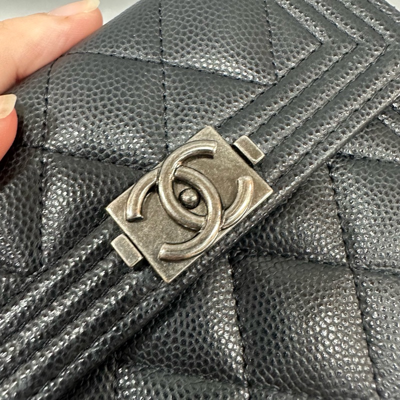 chane A80734 黑荔枝皮銀釦boy三折短夾-5