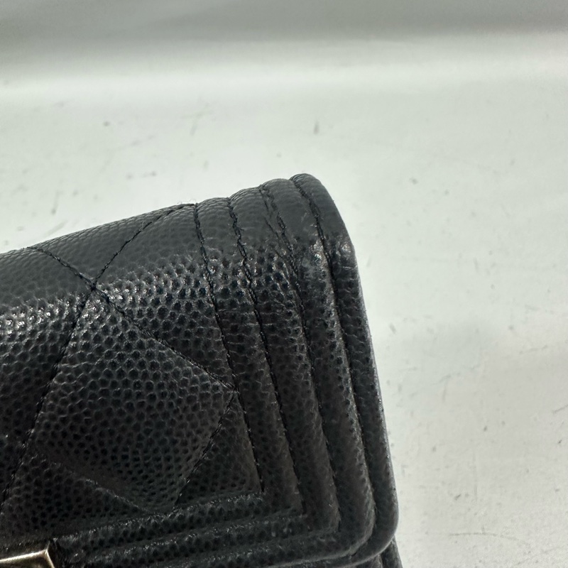 chane A80734 黑荔枝皮銀釦boy三折短夾-6