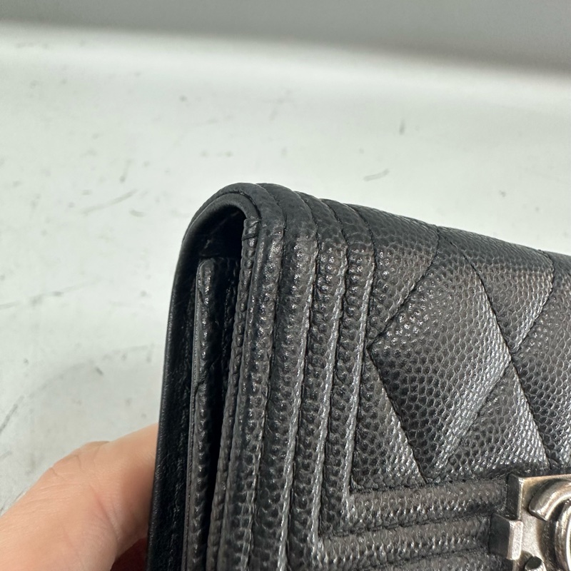 chane A80734 黑荔枝皮銀釦boy三折短夾-7