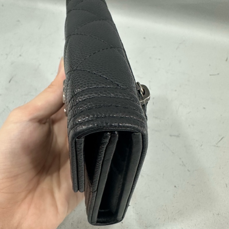 chane A80734 黑荔枝皮銀釦boy三折短夾-8