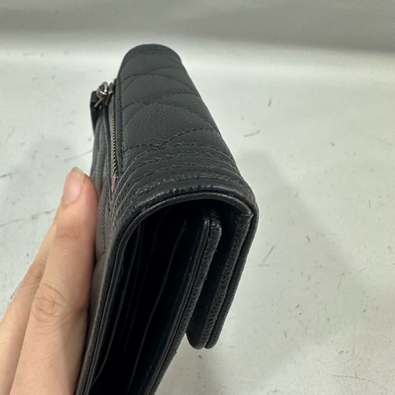 chane A80734 黑荔枝皮銀釦boy三折短夾-9