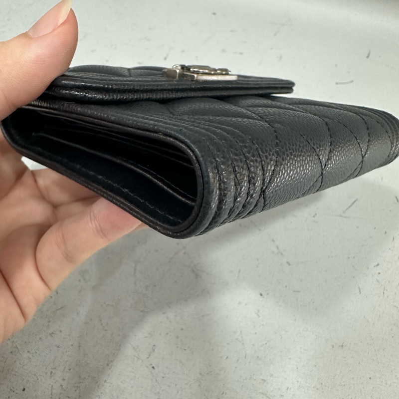 chane A80734 黑荔枝皮銀釦boy三折短夾-11