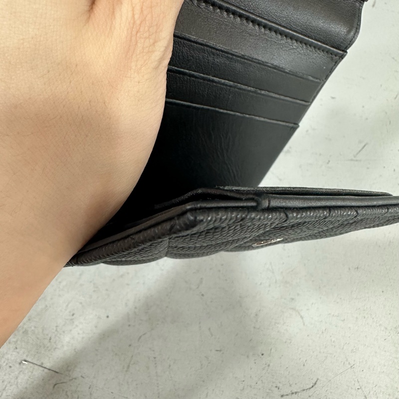 chane A80734 黑荔枝皮銀釦boy三折短夾-20