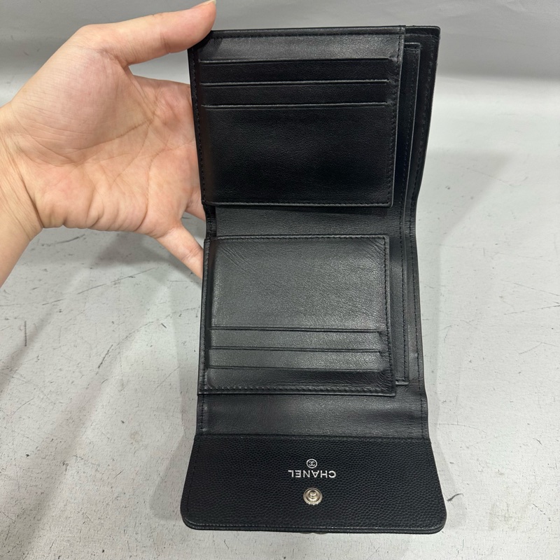 chane A80734 黑荔枝皮銀釦boy三折短夾-21