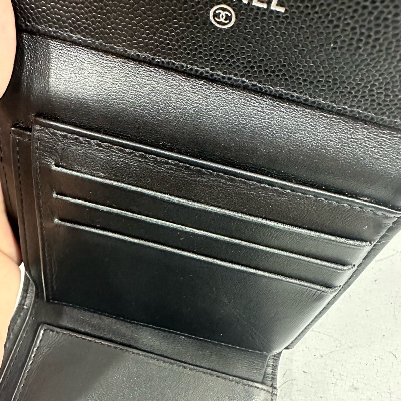 chane A80734 黑荔枝皮銀釦boy三折短夾-24
