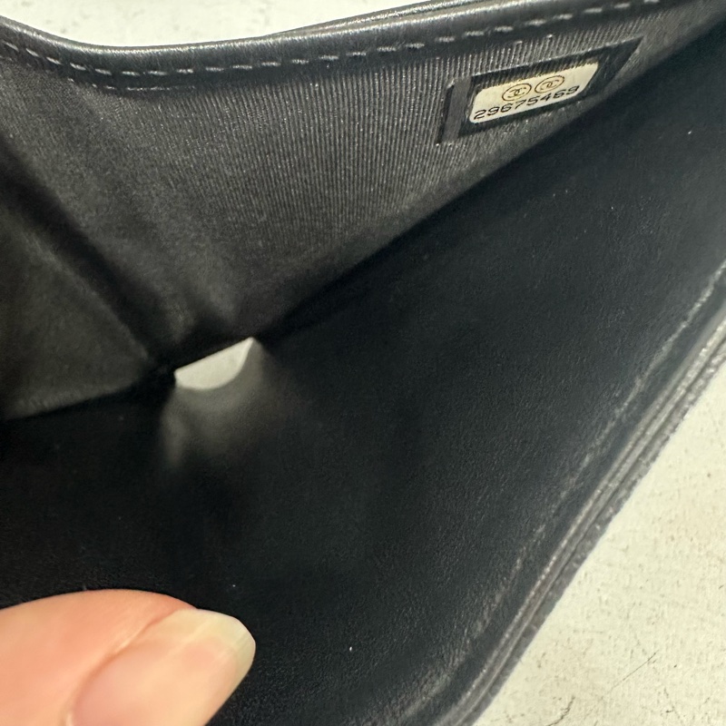 chane A80734 黑荔枝皮銀釦boy三折短夾-28