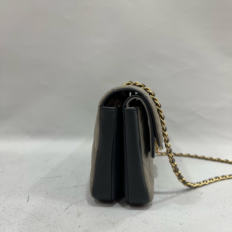 Chanel A57275 灰羊皮黑金釦斜背包-3