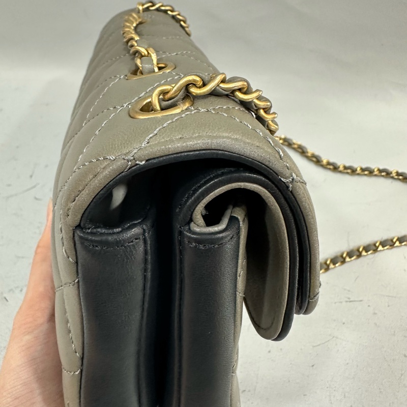 Chanel A57275 灰羊皮黑金釦斜背包-6