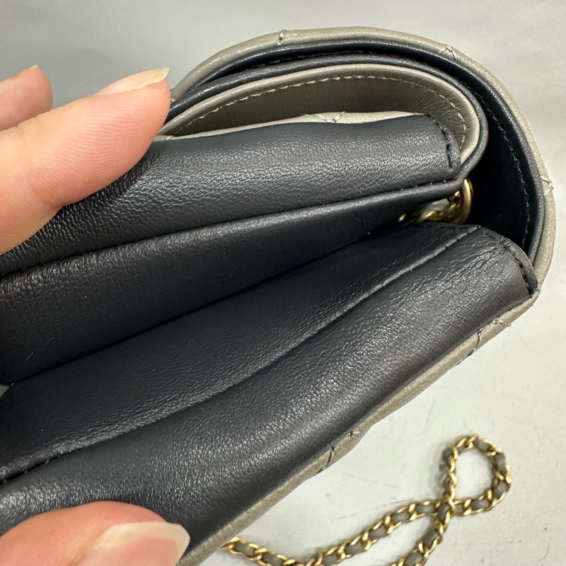 Chanel A57275 灰羊皮黑金釦斜背包-8