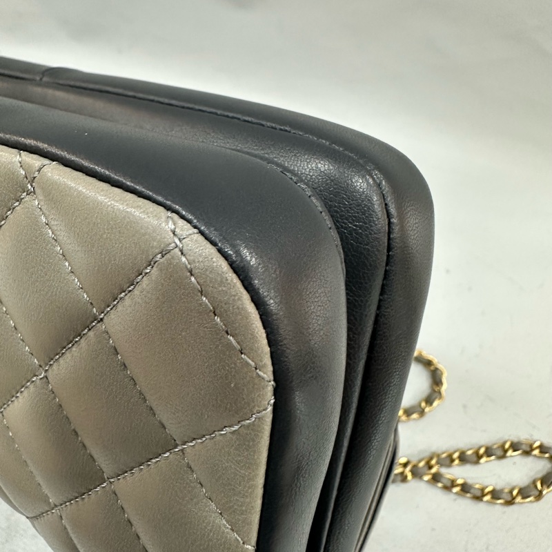Chanel A57275 灰羊皮黑金釦斜背包-15