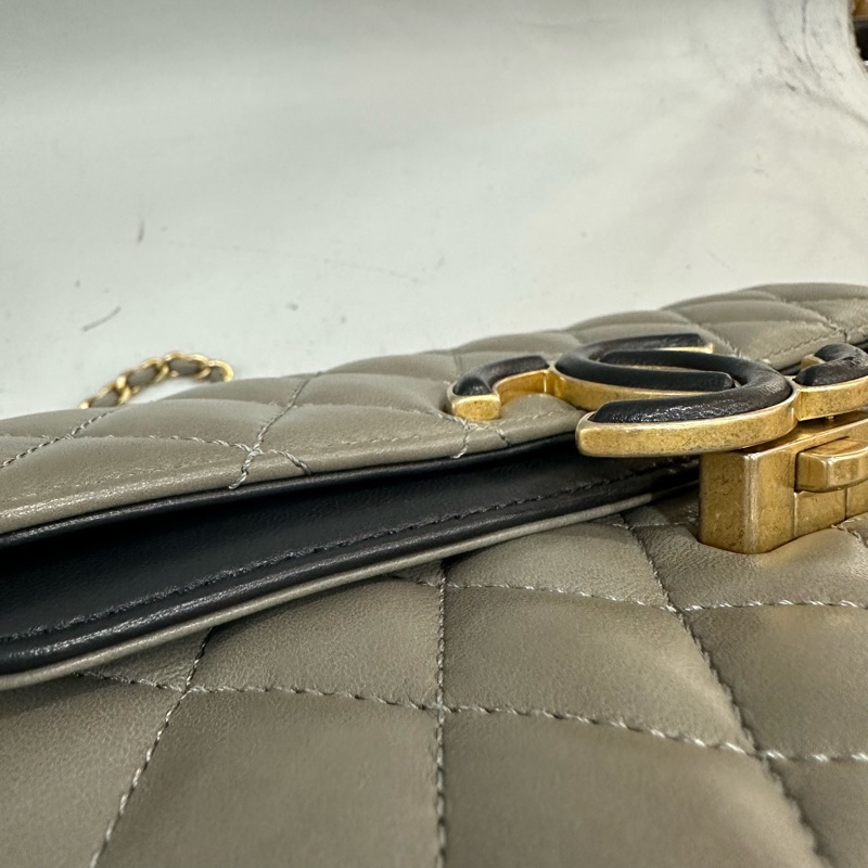 Chanel A57275 灰羊皮黑金釦斜背包-20