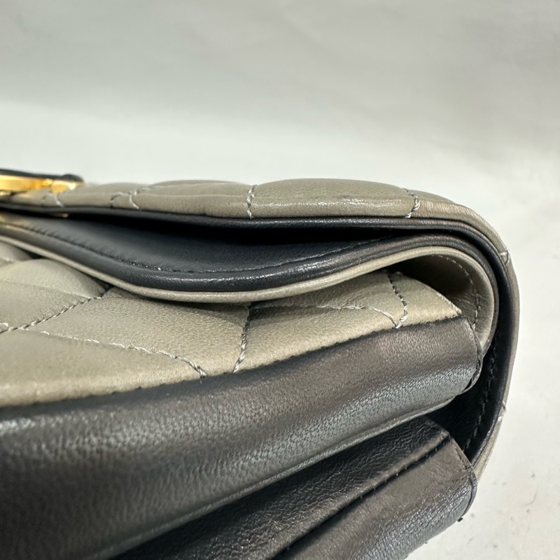 Chanel A57275 灰羊皮黑金釦斜背包-21