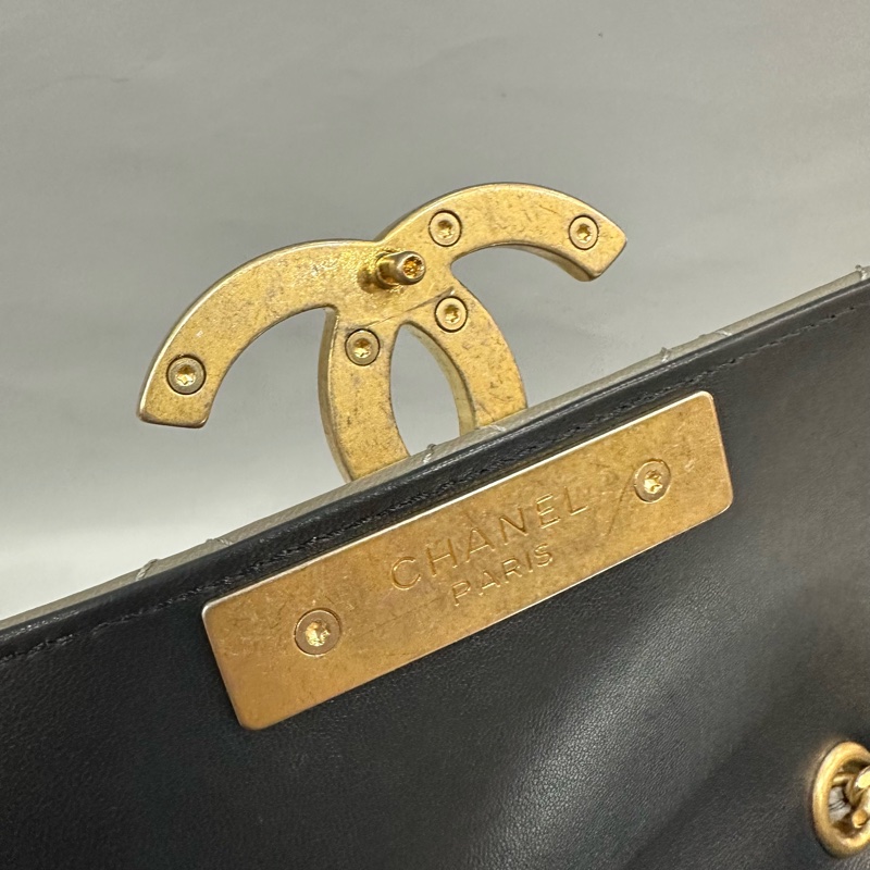Chanel A57275 灰羊皮黑金釦斜背包-23