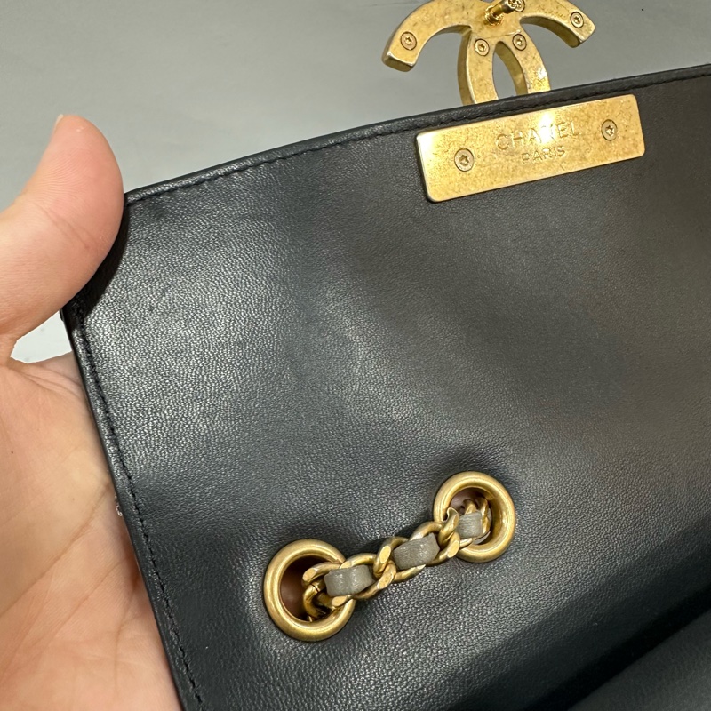 Chanel A57275 灰羊皮黑金釦斜背包-25