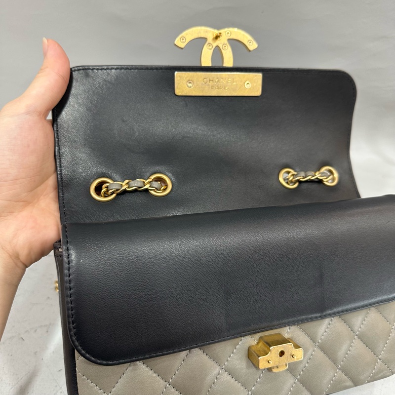 Chanel A57275 灰羊皮黑金釦斜背包-27