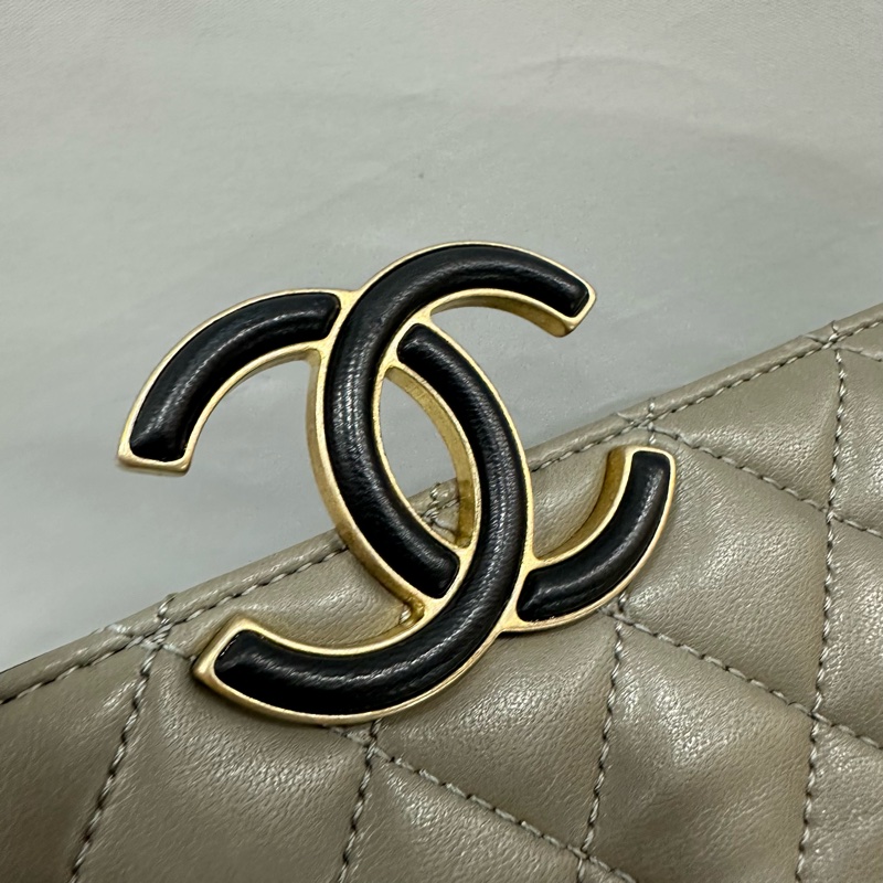Chanel A57275 灰羊皮黑金釦斜背包-31