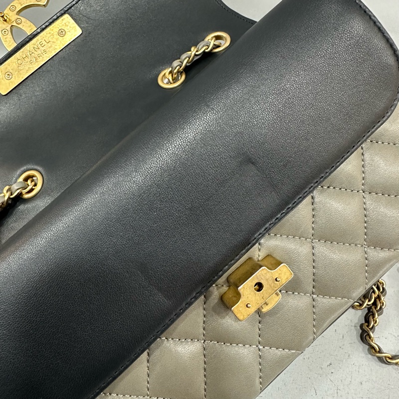 Chanel A57275 灰羊皮黑金釦斜背包-40
