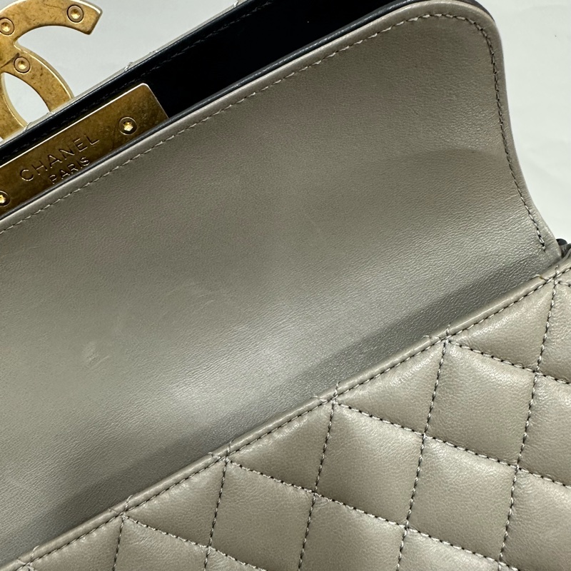 Chanel A57275 灰羊皮黑金釦斜背包-47