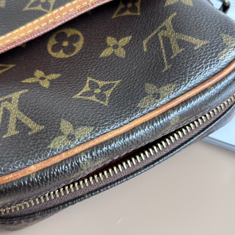 ::LOUIS VUITTON:: LV M45266 經典花紋日字斜背包-11