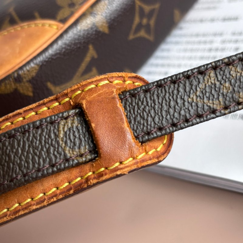 ::LOUIS VUITTON:: LV M45266 經典花紋日字斜背包-21