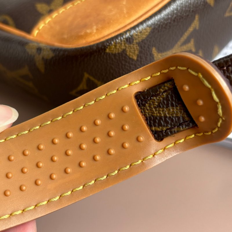 ::LOUIS VUITTON:: LV M45266 經典花紋日字斜背包-22