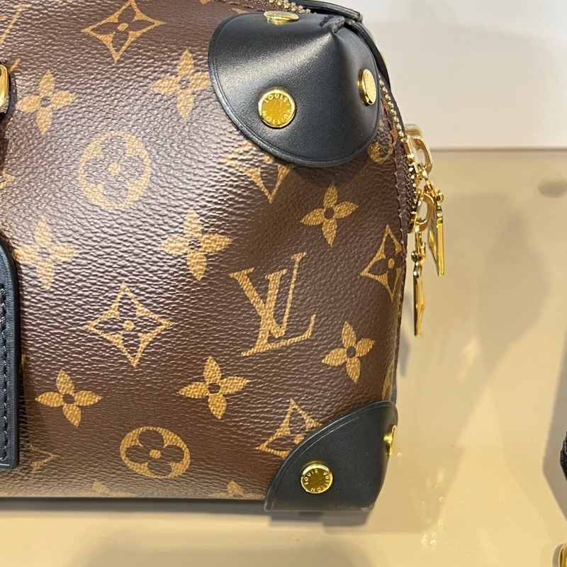 LV 原花拼黑牛皮Petite Malle Souple 金釦肩斜背包-17