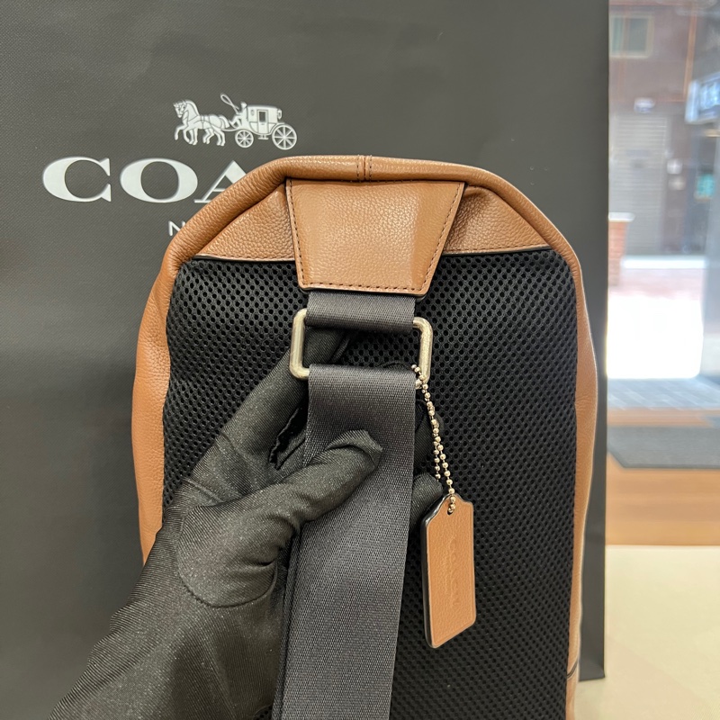 Coach 條紋濕印牛皮斜跨胸包 側背包 胸包-3