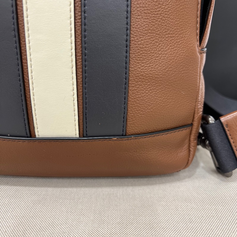 Coach 條紋濕印牛皮斜跨胸包 側背包 胸包-6