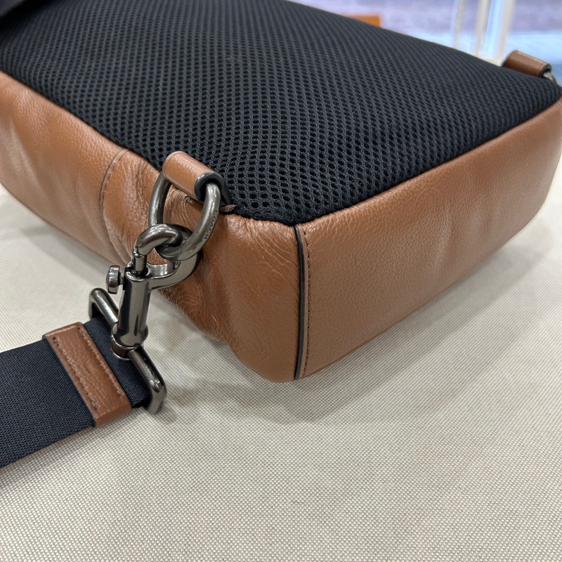 Coach 條紋濕印牛皮斜跨胸包 側背包 胸包-12