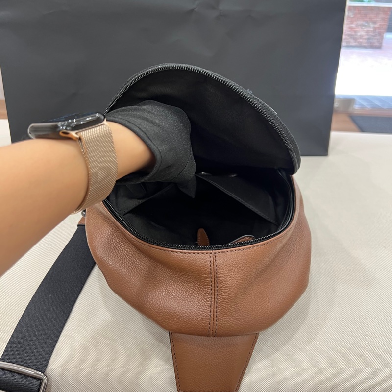 Coach 條紋濕印牛皮斜跨胸包 側背包 胸包-17