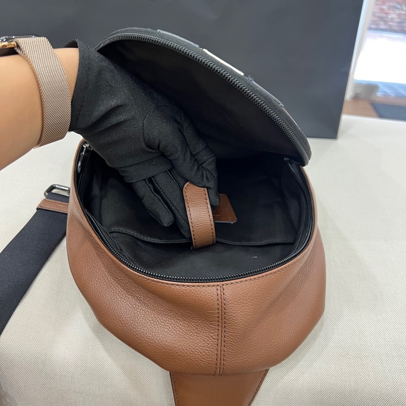 Coach 條紋濕印牛皮斜跨胸包 側背包 胸包-18