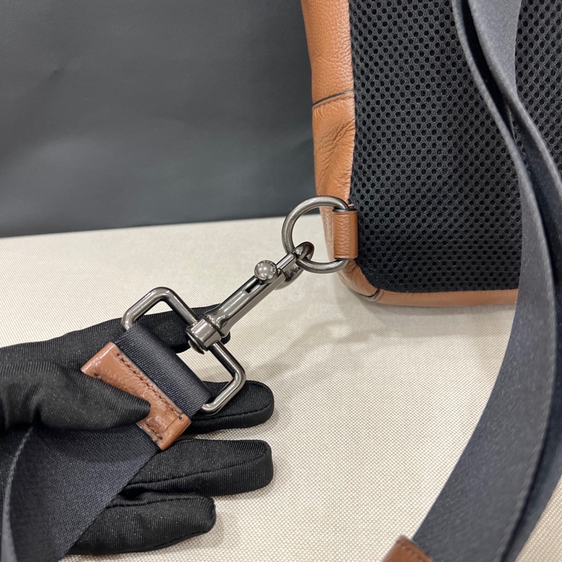 Coach 條紋濕印牛皮斜跨胸包 側背包 胸包-22