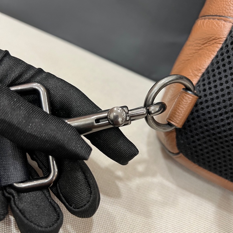 Coach 條紋濕印牛皮斜跨胸包 側背包 胸包-23