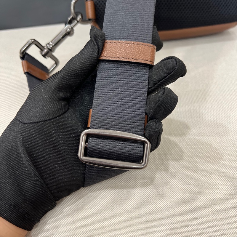 Coach 條紋濕印牛皮斜跨胸包 側背包 胸包-24