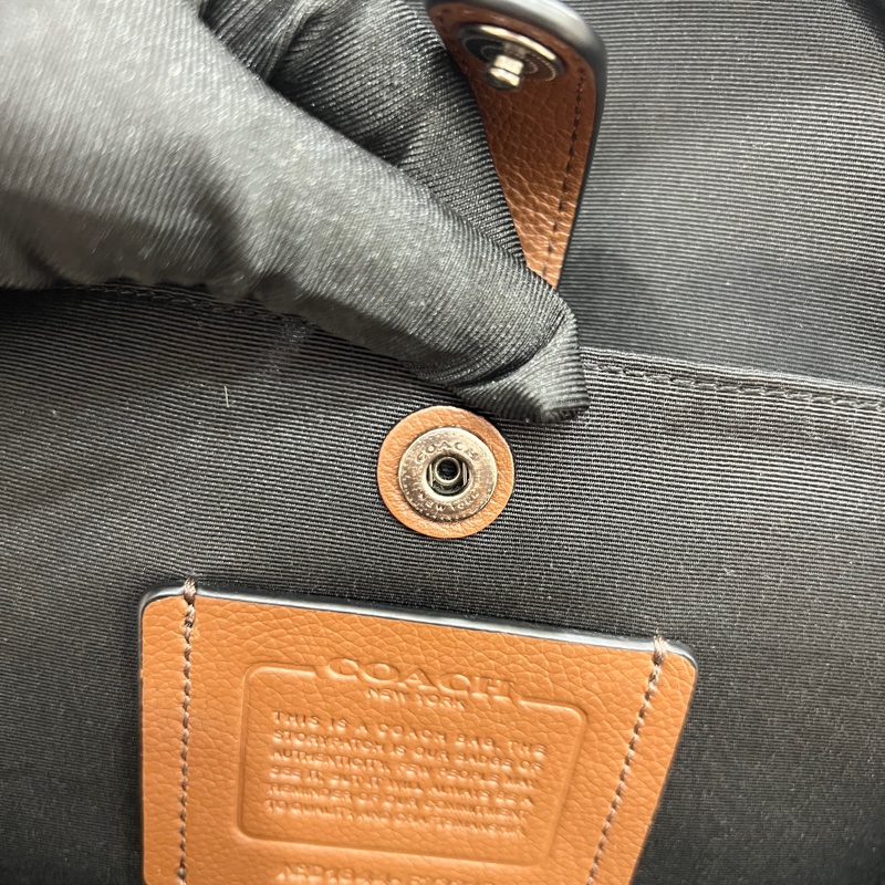 Coach 條紋濕印牛皮斜跨胸包 側背包 胸包-26