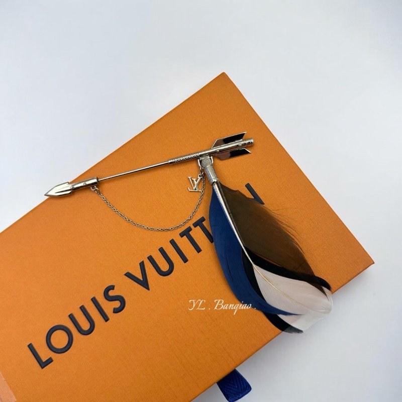 LV 箭型羽毛胸針-0