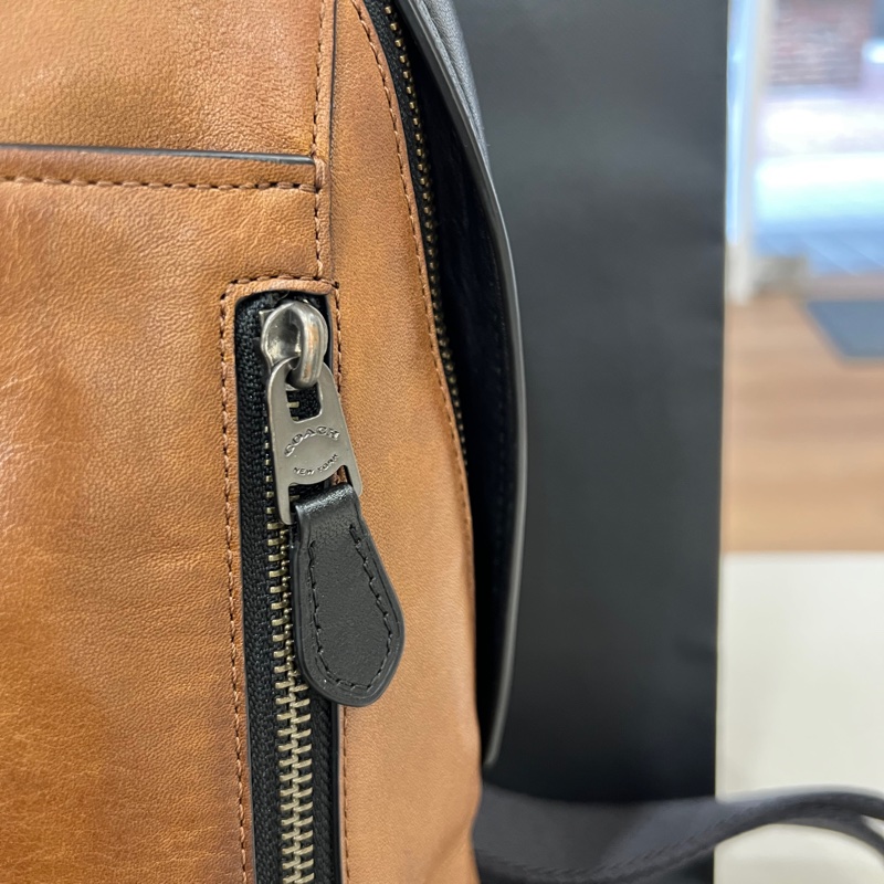 Coach Manhattan Sport 小牛皮斜跨胸包 側背包-2