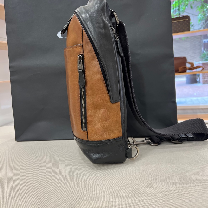 Coach Manhattan Sport 小牛皮斜跨胸包 側背包-10